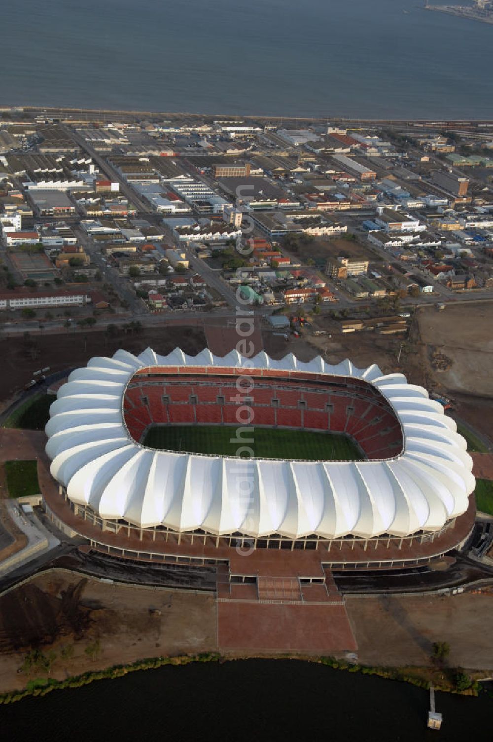 Port Elizabeth from the bird's eye view: Blick auf das Nelson - Mandela - Bay - Stadion in Port Elizabeth in der Provinz Eastern Cape in Südafrika vor der Fußball-Weltmeisterschaft 2010. Der architektonische Entwurf stammt vom deutschen Architekturbüro Gerkan, Marg und Partner (gmp), die Tragwerksplanung für das Dach erfolgt durch Ingenieurbüro Schlaich, Bergermann und Partner. Das Stadion steht am North End Lake. View of the Nelson-Mandela-Bay-Stadium in Port Elizabeth in South Af?????????????????????????????????