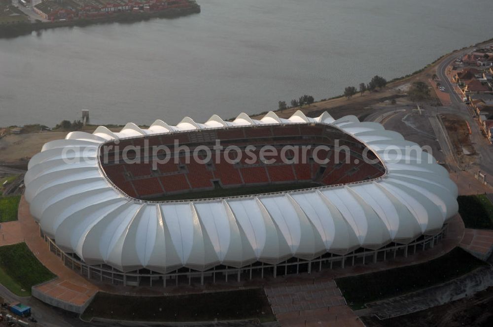 Port Elizabeth from above - Blick auf das Nelson - Mandela - Bay - Stadion in Port Elizabeth in der Provinz Eastern Cape in Südafrika vor der Fußball-Weltmeisterschaft 2010. Der architektonische Entwurf stammt vom deutschen Architekturbüro Gerkan, Marg und Partner (gmp), die Tragwerksplanung für das Dach erfolgt durch Ingenieurbüro Schlaich, Bergermann und Partner. Das Stadion steht am North End Lake. View of the Nelson-Mandela-Bay-Stadium in Port Elizabeth in South Af?????????????????????????????????