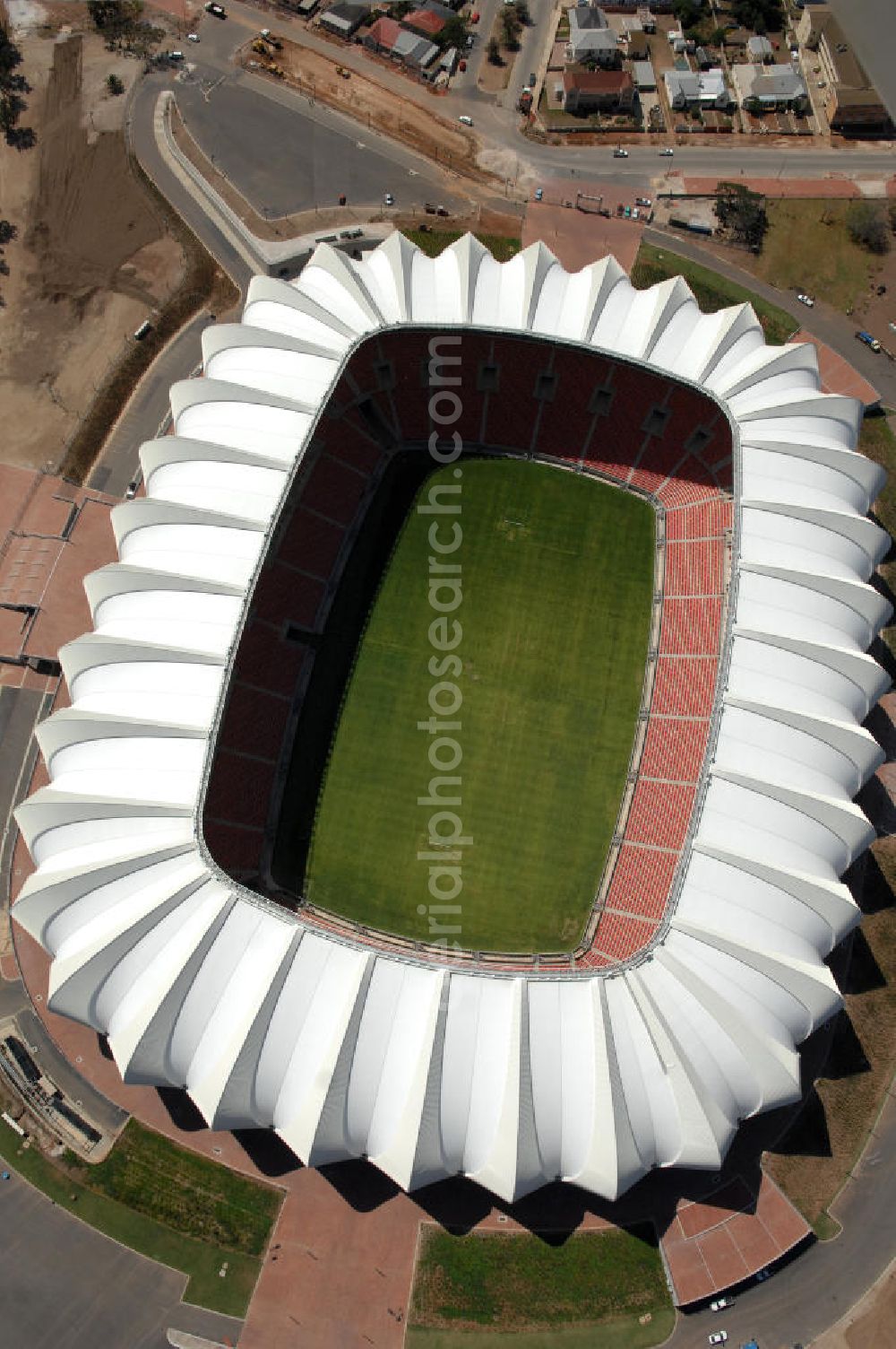 Port Elizabeth from above - Blick auf das Nelson - Mandela - Bay - Stadion in Port Elizabeth in der Provinz Eastern Cape in Südafrika vor der Fußball-Weltmeisterschaft 2010. Der architektonische Entwurf stammt vom deutschen Architekturbüro Gerkan, Marg und Partner (gmp), die Tragwerksplanung für das Dach erfolgt durch Ingenieurbüro Schlaich, Bergermann und Partner. Das Stadion steht am North End Lake. View of the Nelson-Mandela-Bay-S????????????????????????????????????