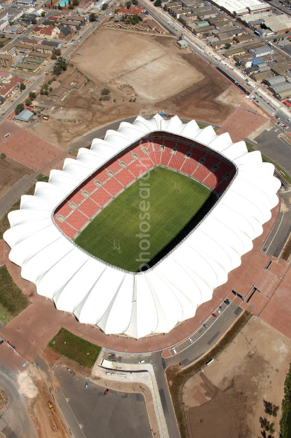 Port Elizabeth from the bird's eye view: Blick auf das Nelson - Mandela - Bay - Stadion in Port Elizabeth in der Provinz Eastern Cape in Südafrika vor der Fußball-Weltmeisterschaft 2010. Der architektonische Entwurf stammt vom deutschen Architekturbüro Gerkan, Marg und Partner (gmp), die Tragwerksplanung für das Dach erfolgt durch Ingenieurbüro Schlaich, Bergermann und Partner. Das Stadion steht am North End Lake. View of the Nelson-Mandela-Bay-Stadium in Port Elizabeth in South Af?????????????????????????????????