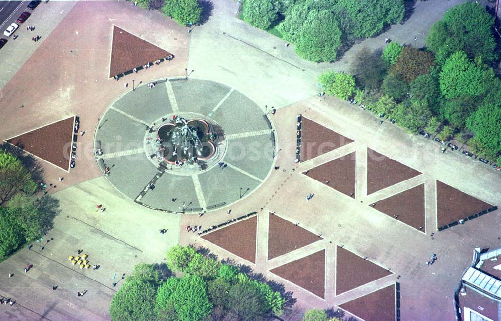 Aerial photograph Berlin - Neptunbrunnen mit Parkanlagen am berliner Fernsehturm in Berlin-Mitte.