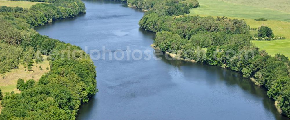 Aerial photograph Knehden - Blick auf die Ufer des langgestreckten Netzowsee in der Uckermark. View at the lakeside of the elongated lake Netzowsee in the region Uckermark.