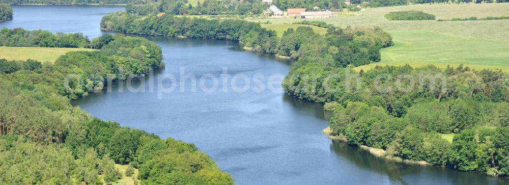 Knehden from the bird's eye view: Blick auf die Ufer des langgestreckten Netzowsee in der Uckermark. View at the lakeside of the elongated lake Netzowsee in the region Uckermark.