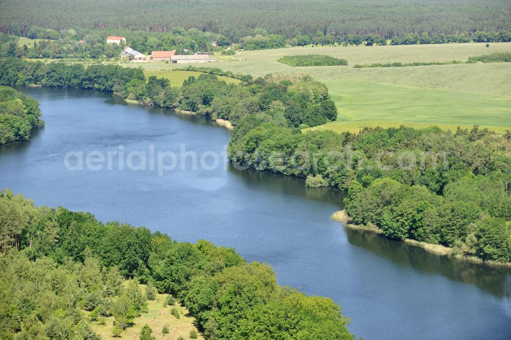 Aerial photograph Knehden - Blick auf die Ufer des langgestreckten Netzowsee in der Uckermark. View at the lakeside of the elongated lake Netzowsee in the region Uckermark.