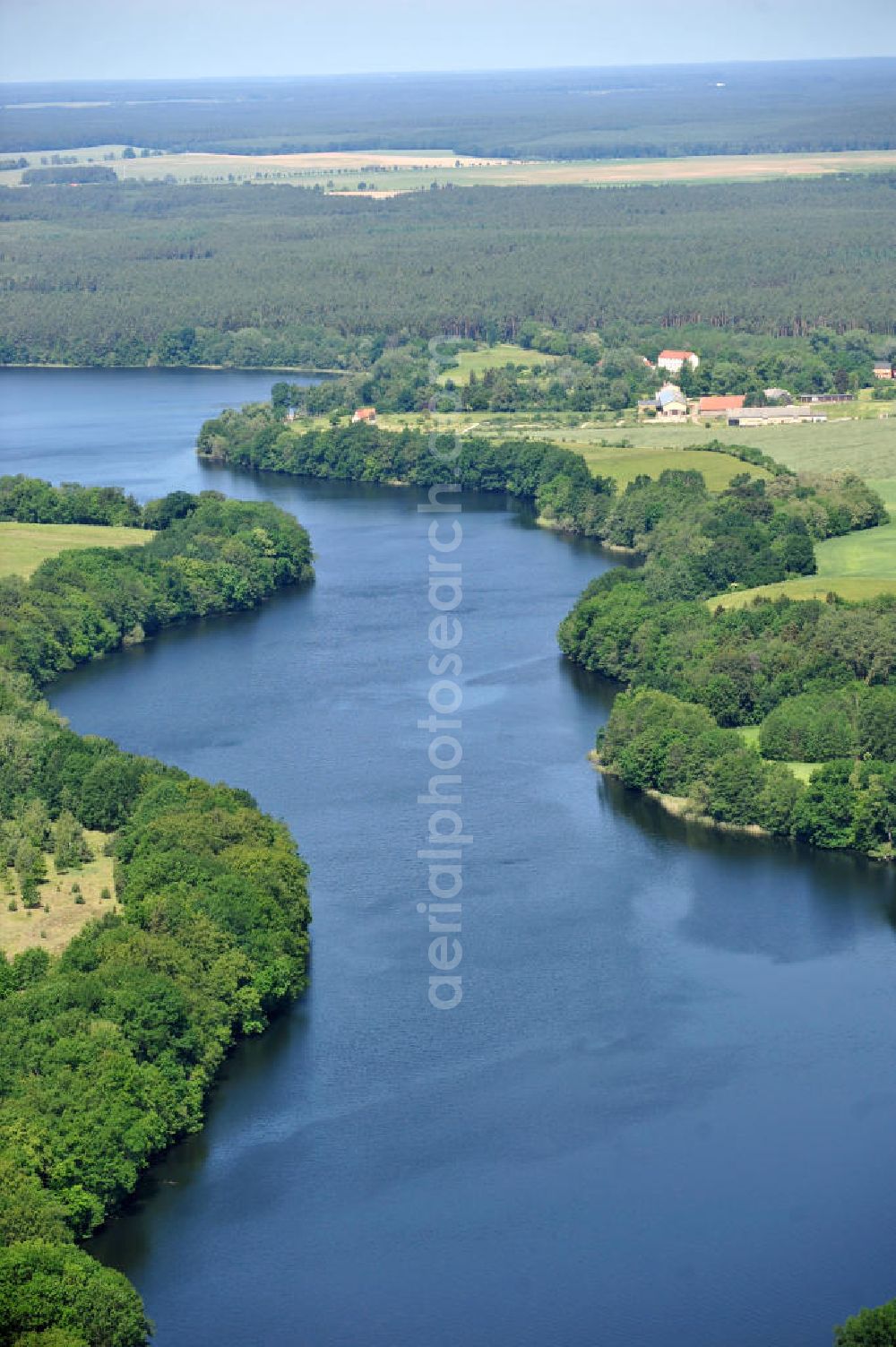 Knehden from the bird's eye view: Blick auf die Ufer des langgestreckten Netzowsee in der Uckermark. View at the lakeside of the elongated lake Netzowsee in the region Uckermark.