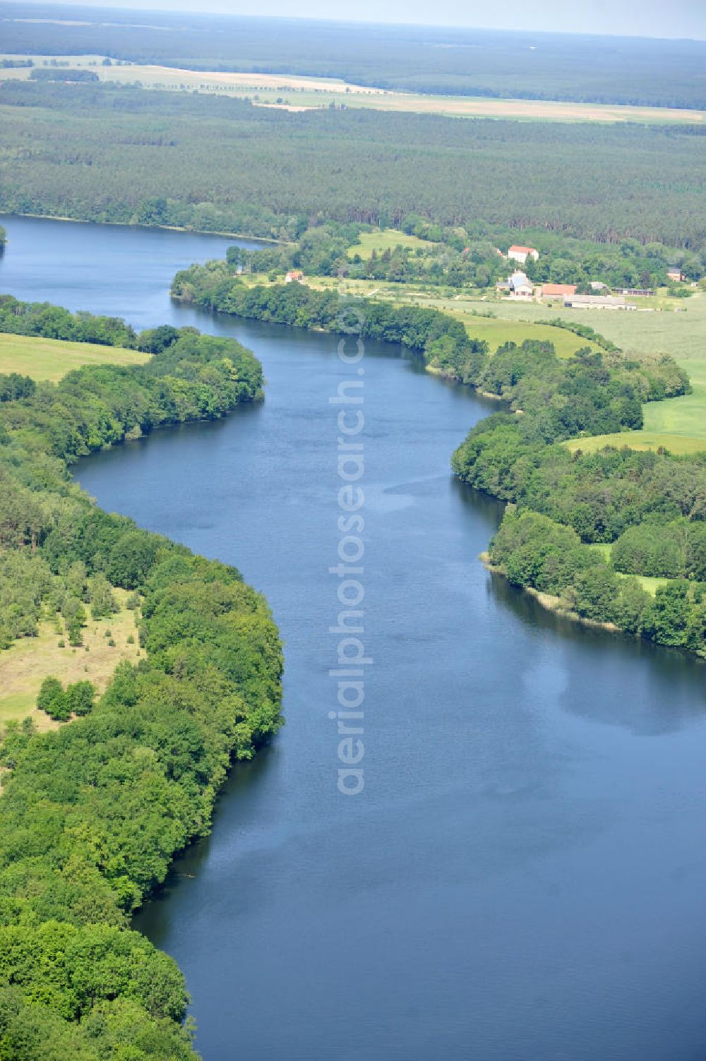 Aerial photograph Knehden - Blick auf die Ufer des langgestreckten Netzowsee in der Uckermark. View at the lakeside of the elongated lake Netzowsee in the region Uckermark.