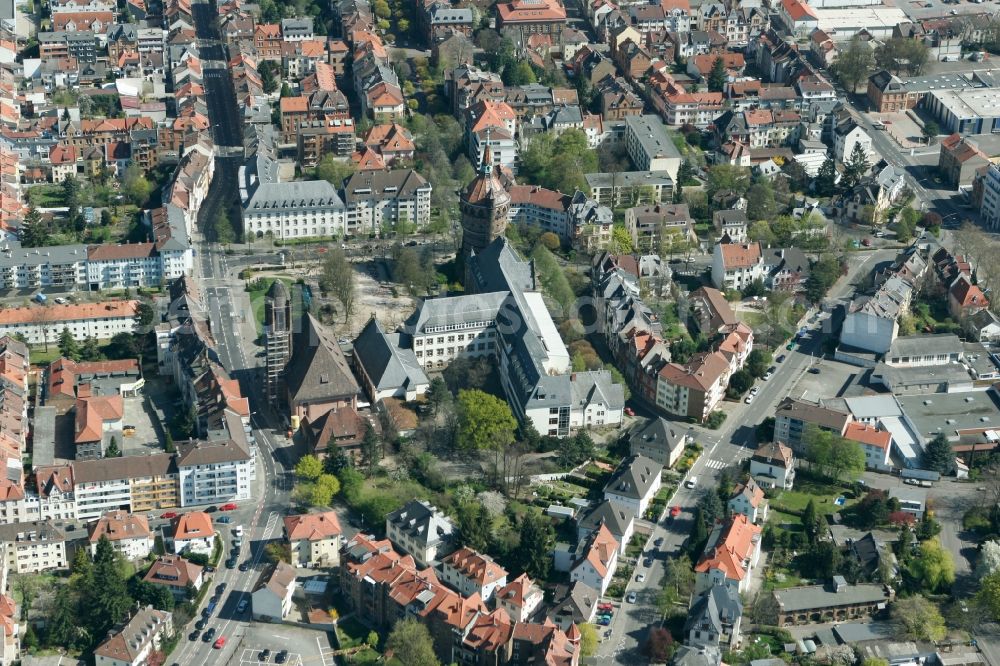 Aerial image Worms - New- and old building of the Eleonoren-Gymnasiums between the Lutherkirche in the Friedrich-Ebert-Strasse and the Ulrich-von-Hutten-Strasse in Worms in Rhineland-Palatinate