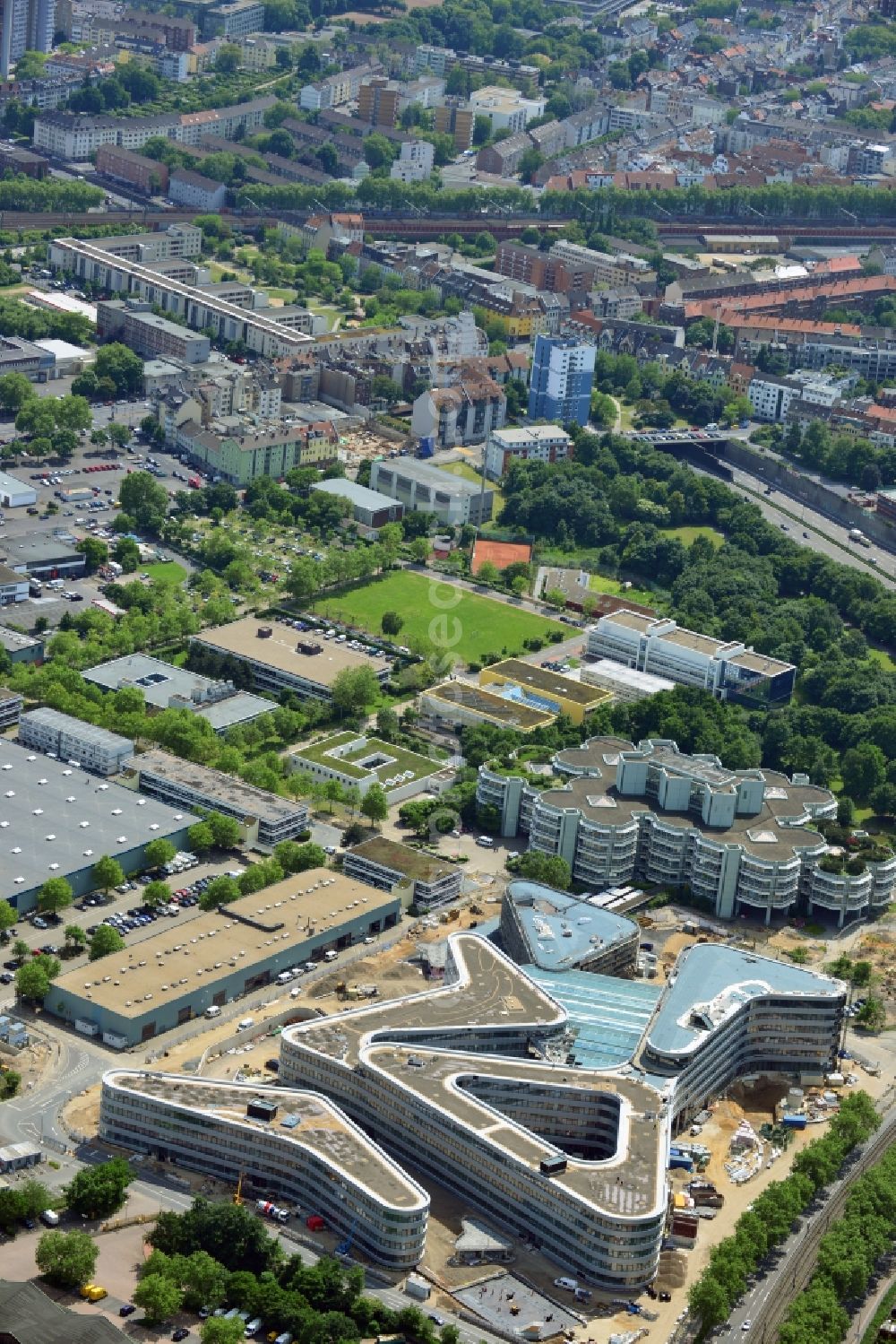 Aerial photograph Köln - Construction of the new administration RheinEnergie AG on Parkgürtel in the district Bilderstöckchen in der Gemeinde Nippes in the state North Rhine-Westphalia. The building is to be through the use of non-polluting and recyclable materials and energy-saving building materials one of the most modern buildings in Cologne. The Schüßler-plan architects and engineers have designed the building. Schüßler-plan is a member of the German Sustainable Building Council ( DGNB )