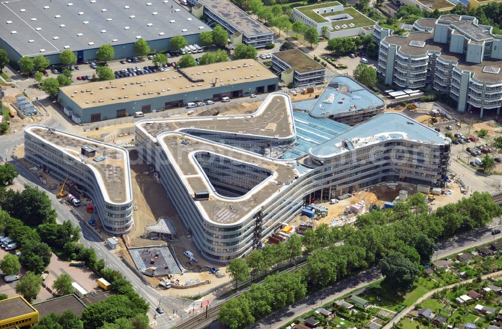 Köln from above - Construction of the new administration RheinEnergie AG on Parkgürtel in the district Bilderstöckchen in der Gemeinde Nippes in the state North Rhine-Westphalia. The building is to be through the use of non-polluting and recyclable materials and energy-saving building materials one of the most modern buildings in Cologne. The Schüßler-plan architects and engineers have designed the building. Schüßler-plan is a member of the German Sustainable Building Council ( DGNB )