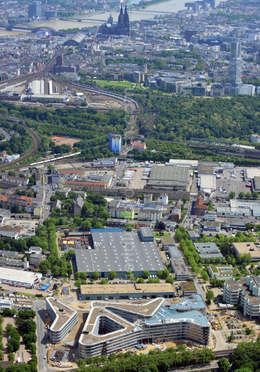 Köln from the bird's eye view: Construction of the new administration RheinEnergie AG on Parkgürtel in the district Bilderstöckchen in der Gemeinde Nippes in the state North Rhine-Westphalia. The building is to be through the use of non-polluting and recyclable materials and energy-saving building materials one of the most modern buildings in Cologne. The Schüßler-plan architects and engineers have designed the building. Schüßler-plan is a member of the German Sustainable Building Council ( DGNB )