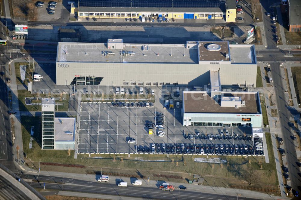 Berlin from the bird's eye view: Fertiger Neubau des Audi Zentrums in Berlin - Adlershof. Die Audi Retail GmbH investiert über 30 Mio Euro um den Standort zu einem der größten Audi- Zentren in Deutschland auszubauen. Die Baufirma ZÜBLIN errichtete das Flaggschiff der 18 deutschen Audi Terminals. New building of the Audi Terminal in Berlin - Adlershof.