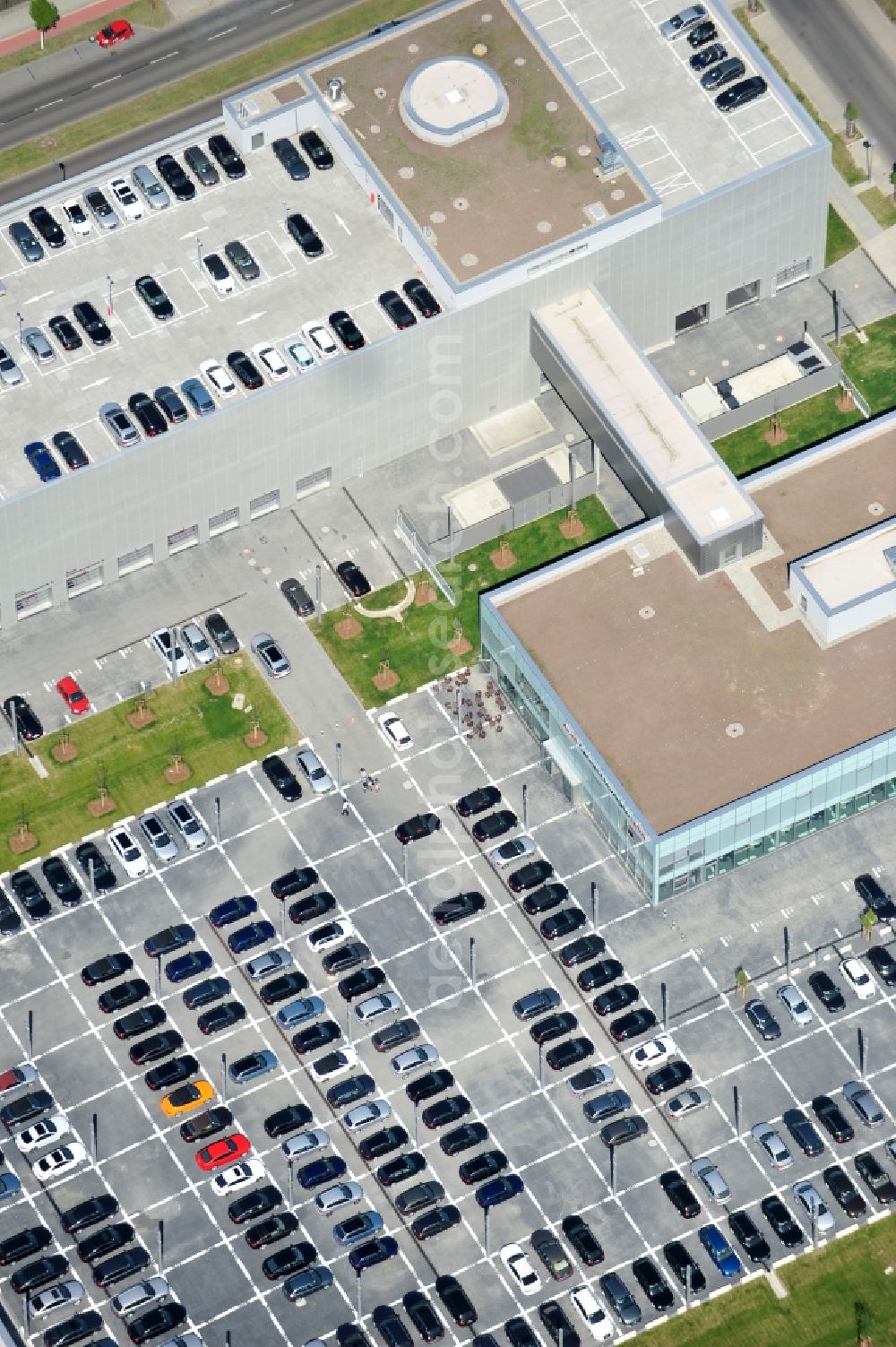 Berlin from the bird's eye view: Feriger Neubau des Audi Zentrums in Berlin - Adlershof. Die Audi Retail GmbH investiert über 30 Mio Euro um den Standort zu einem der größten Audi- Zentren in Deutschland auszubauen. Die Baufirma ZÜBLIN errichtete das Flaggschiff der 18 deutschen Audi Terminals. New building of the Audi Terminal in Berlin - Adlershof.