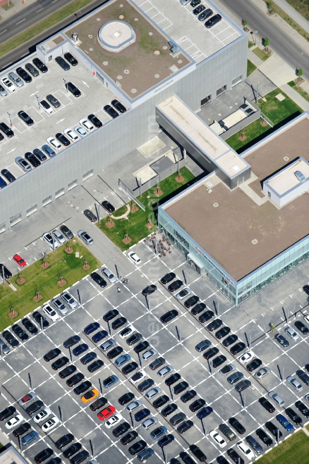 Aerial image Berlin - Feriger Neubau des Audi Zentrums in Berlin - Adlershof. Die Audi Retail GmbH investiert über 30 Mio Euro um den Standort zu einem der größten Audi- Zentren in Deutschland auszubauen. Die Baufirma ZÜBLIN errichtete das Flaggschiff der 18 deutschen Audi Terminals. New building of the Audi Terminal in Berlin - Adlershof.