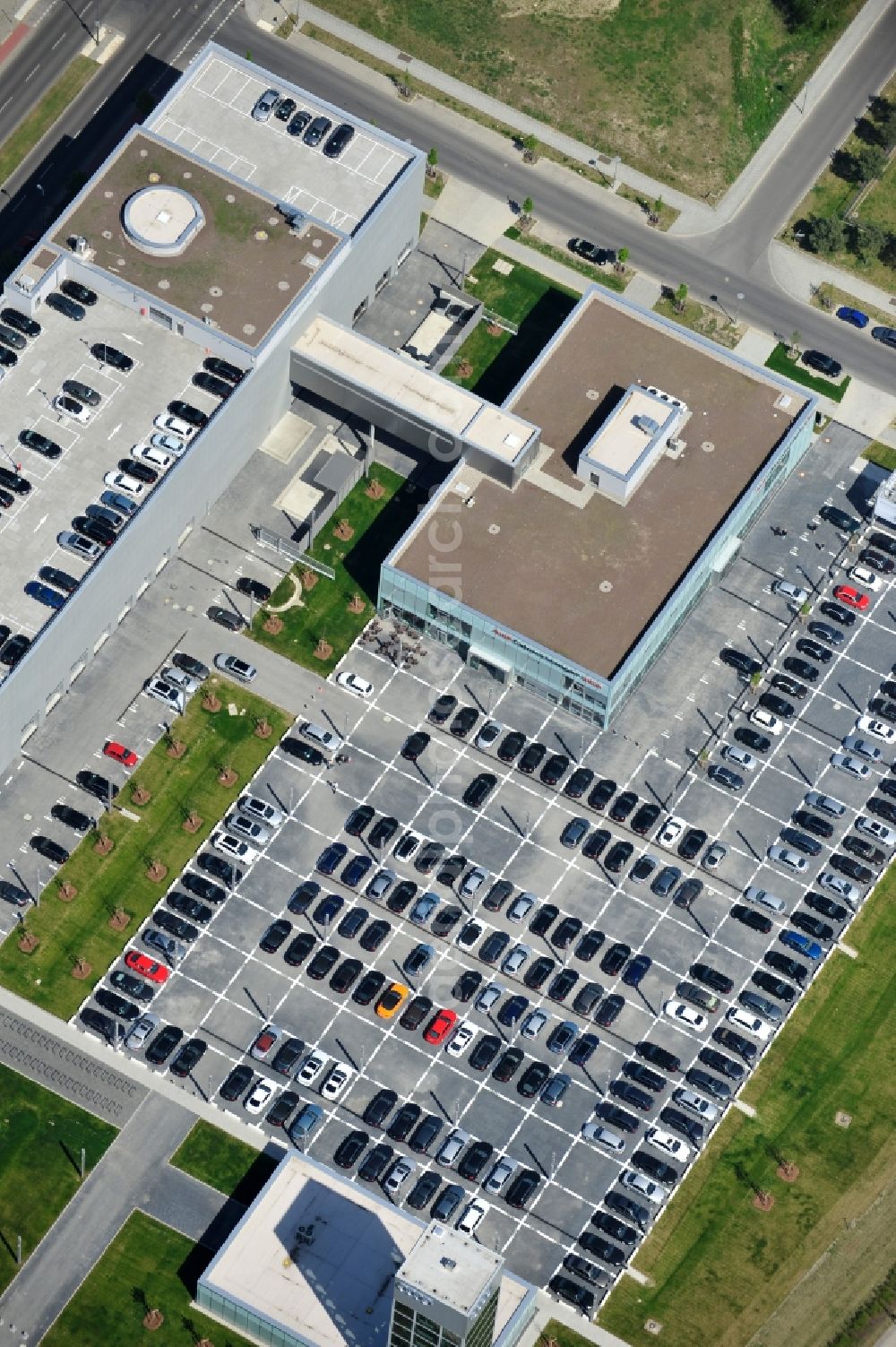 Aerial photograph Berlin - Feriger Neubau des Audi Zentrums in Berlin - Adlershof. Die Audi Retail GmbH investiert über 30 Mio Euro um den Standort zu einem der größten Audi- Zentren in Deutschland auszubauen. Die Baufirma ZÜBLIN errichtete das Flaggschiff der 18 deutschen Audi Terminals. New building of the Audi Terminal in Berlin - Adlershof.