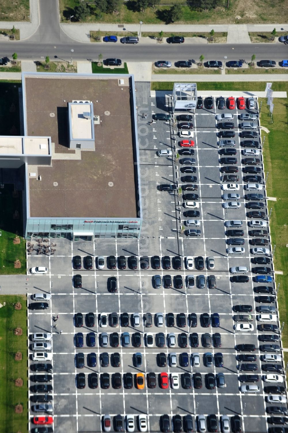 Berlin from above - Feriger Neubau des Audi Zentrums in Berlin - Adlershof. Die Audi Retail GmbH investiert über 30 Mio Euro um den Standort zu einem der größten Audi- Zentren in Deutschland auszubauen. Die Baufirma ZÜBLIN errichtete das Flaggschiff der 18 deutschen Audi Terminals. New building of the Audi Terminal in Berlin - Adlershof.