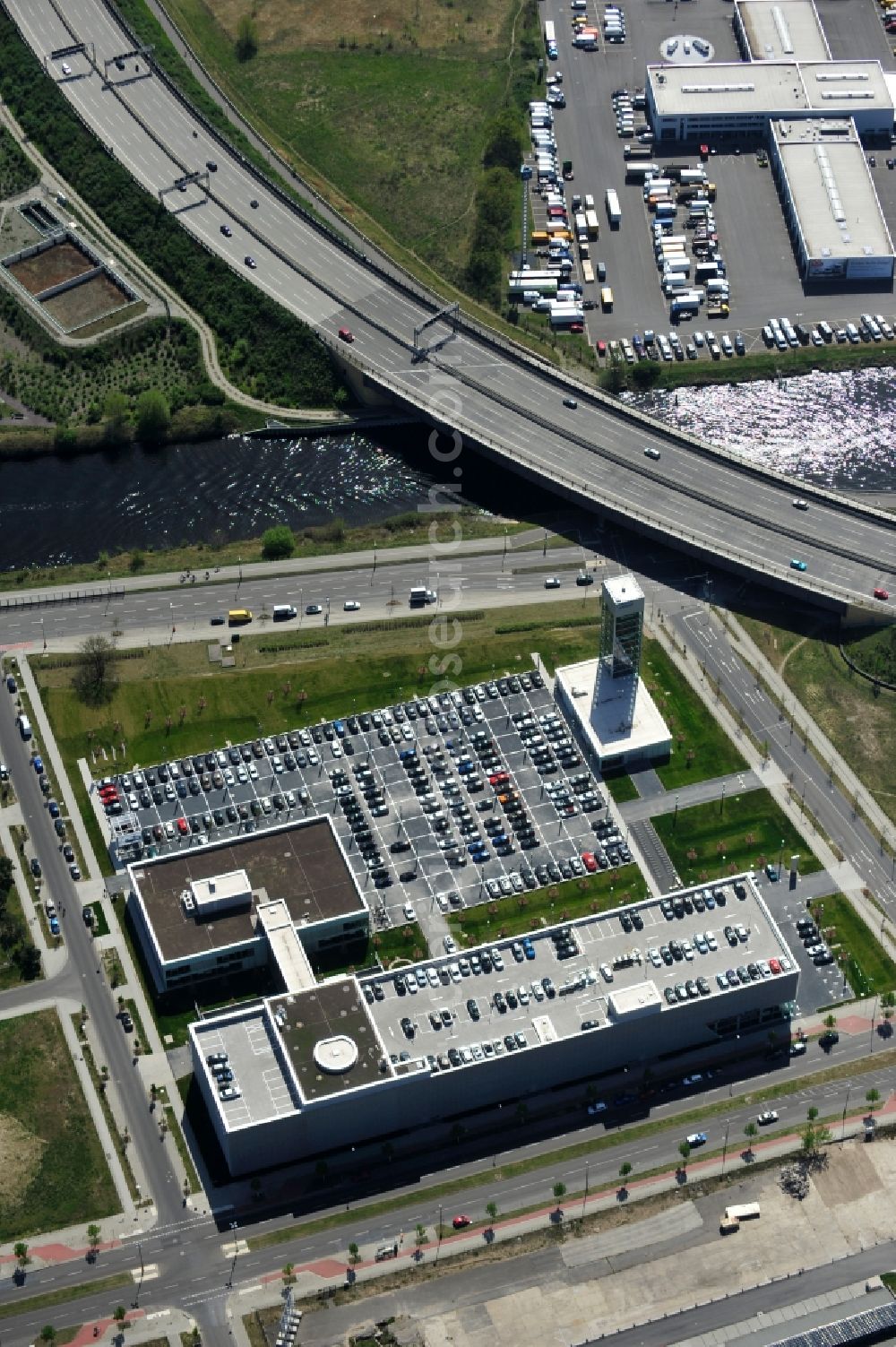 Aerial photograph Berlin - Feriger Neubau des Audi Zentrums in Berlin - Adlershof. Die Audi Retail GmbH investiert über 30 Mio Euro um den Standort zu einem der größten Audi- Zentren in Deutschland auszubauen. Die Baufirma ZÜBLIN errichtete das Flaggschiff der 18 deutschen Audi Terminals. New building of the Audi Terminal in Berlin - Adlershof.