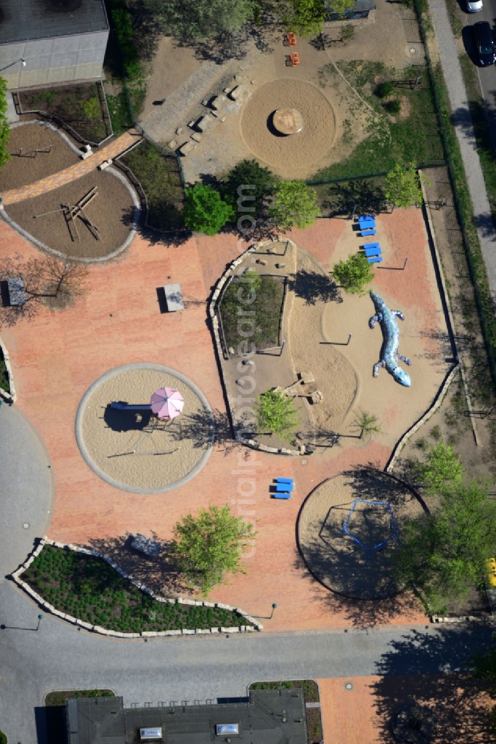 Berlin Kaulsdorf from the bird's eye view: Redesigned for children and youth playground of the primary school at the Oak Street in Berlin Kaulsdorf