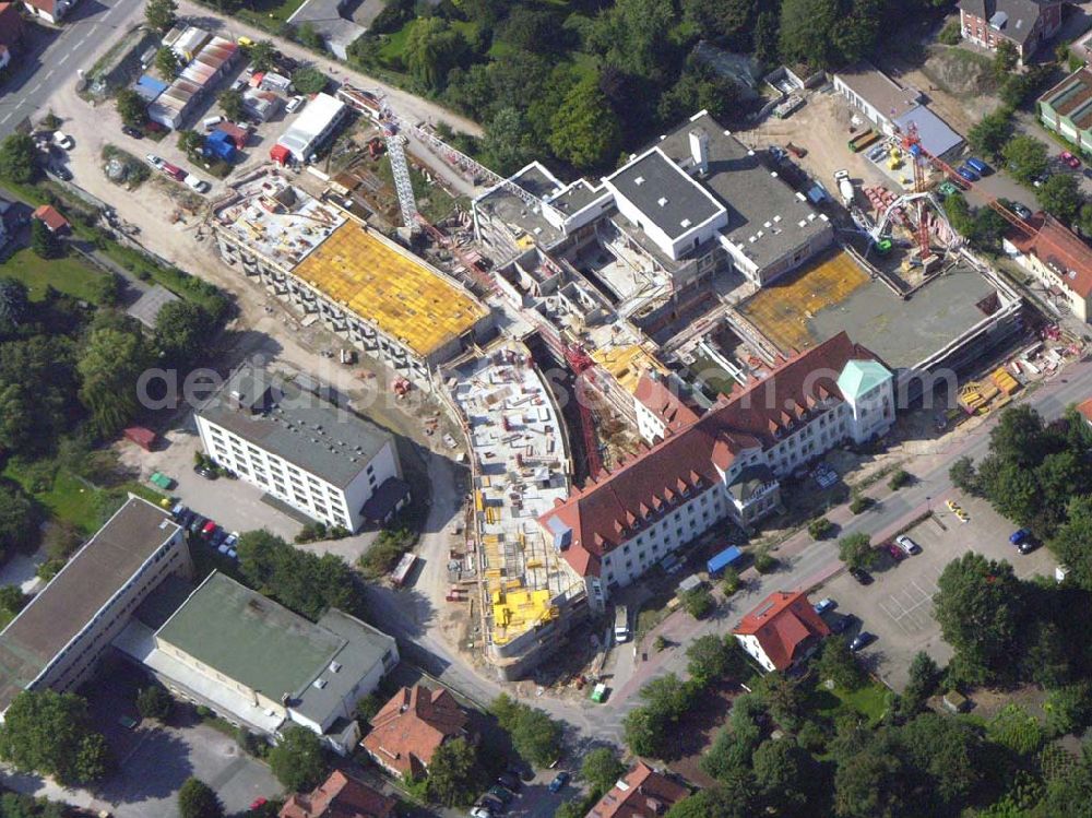 Aerial photograph Melle (Niedersachsen) - Erweiterungsbaustelle am Christlichen Klinikum Melle GmbH mit 248 Planbetten.Im Klinikum arbeiten rund 500 Mitarbeiter, die ca. 8.000 Patienten jährlich stationär und 14.000 Patienten ambulant versorgen.Christliches Klinikum Melle GmbH; Riemsloher Straße 5 - 49324 Melle; Telefon: 05422/603-0; Telefax:05422/603-980; info@christliches-klinikum-melle.de