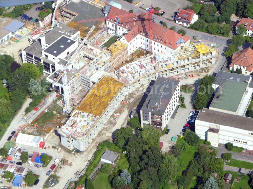 Melle (Niedersachsen) from the bird's eye view: Erweiterungsbaustelle am Christlichen Klinikum Melle GmbH mit 248 Planbetten.Im Klinikum arbeiten rund 500 Mitarbeiter, die ca. 8.000 Patienten jährlich stationär und 14.000 Patienten ambulant versorgen.Christliches Klinikum Melle GmbH; Riemsloher Straße 5 - 49324 Melle; Telefon: 05422/603-0; Telefax:05422/603-980; info@christliches-klinikum-melle.de