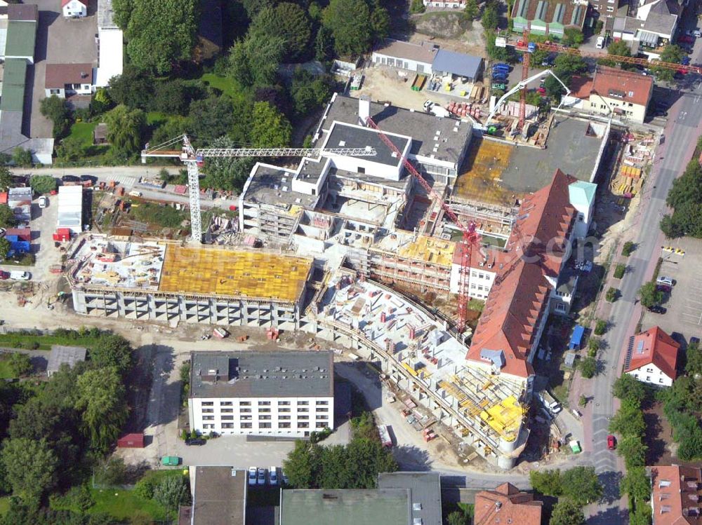 Aerial photograph Melle (Niedersachsen) - Erweiterungsbaustelle am Christlichen Klinikum Melle GmbH mit 248 Planbetten.Im Klinikum arbeiten rund 500 Mitarbeiter, die ca. 8.000 Patienten jährlich stationär und 14.000 Patienten ambulant versorgen.Christliches Klinikum Melle GmbH; Riemsloher Straße 5 - 49324 Melle; Telefon: 05422/603-0; Telefax:05422/603-980; info@christliches-klinikum-melle.de