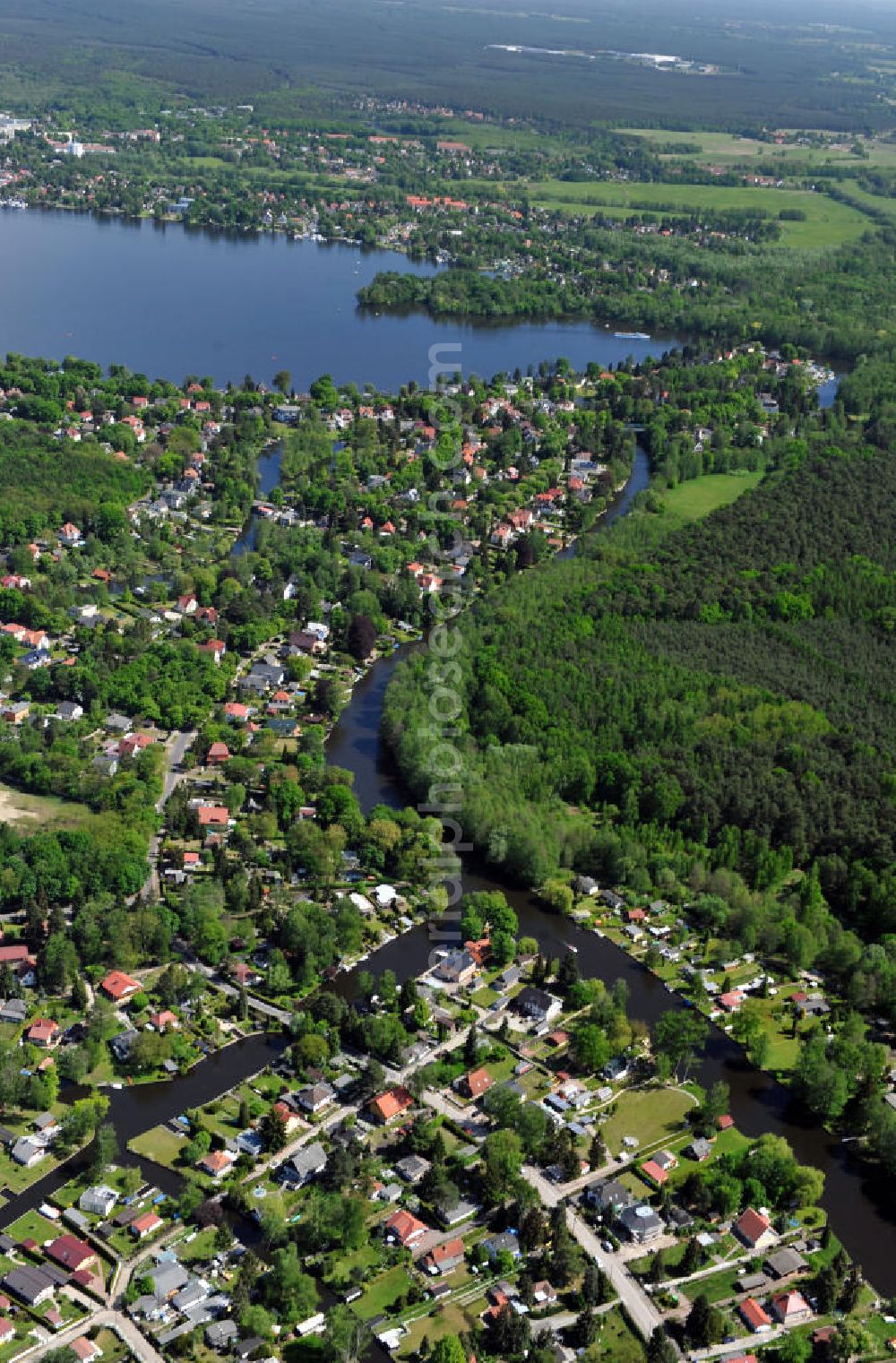 Aerial image Berlin - Blick vom Ortsteil Neu Venedig entlang der Müggelspree Richtung Ortsteil Hessenwinkel am Dämeritzsee. View from the local part Neu Venedig along the river Mueggelspree in the direction of the local part Hessenwinkel at the lake Daemeritzsee.