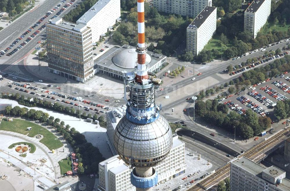 Berlin from the bird's eye view: Neuanstrich der umgebauten Turmspitze auf dem Berliner Fernsehturm am Alexanderplatz.