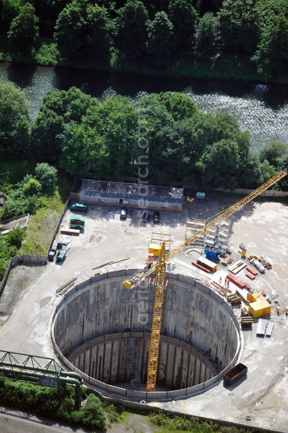 Gelsenkirchen from the bird's eye view: Construction site to build a new pumping station at the sewer at the Emscher in Gelsenkirchen in the state of North Rhine-Westphalia