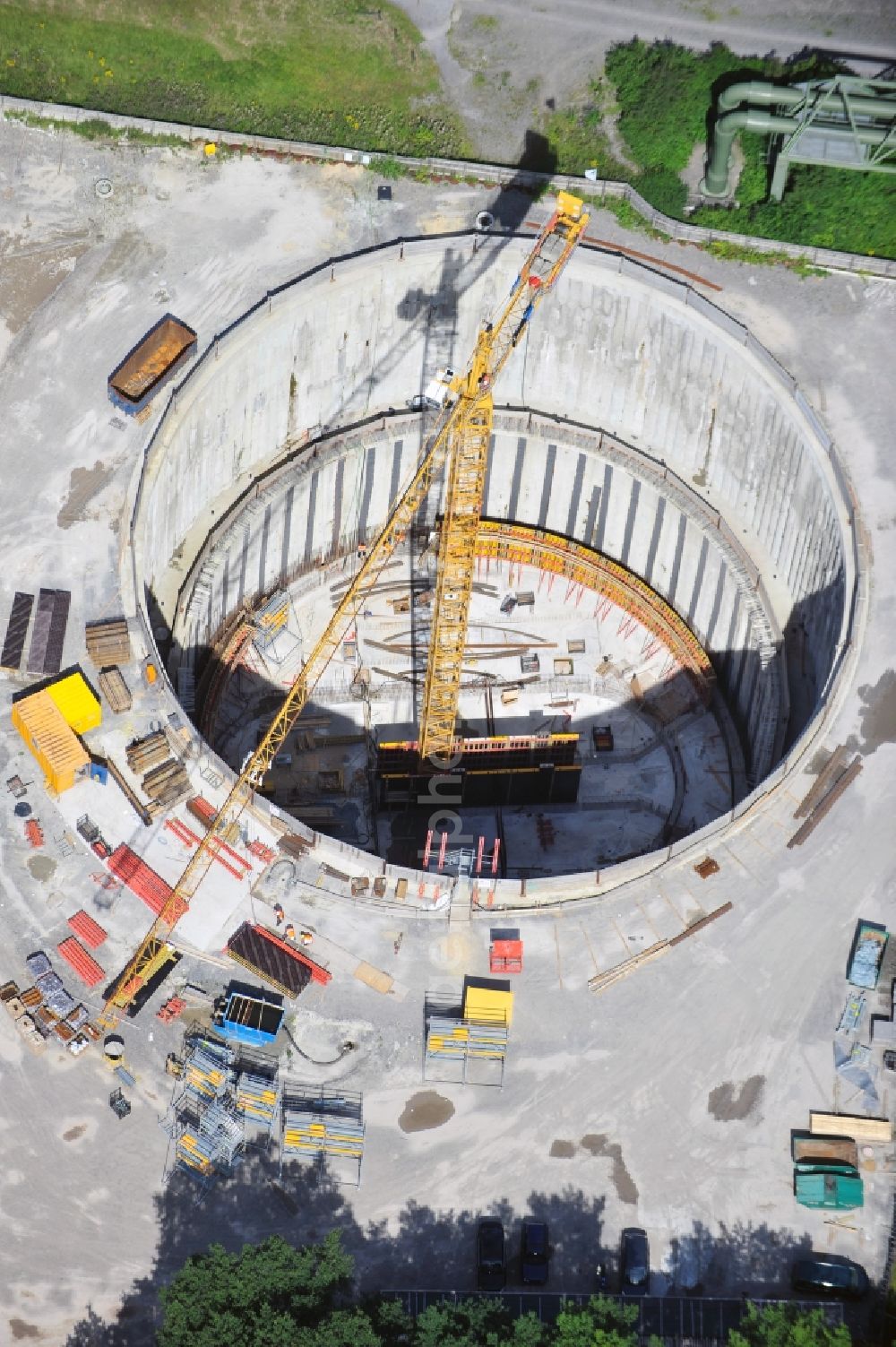 Gelsenkirchen from the bird's eye view: Construction site to build a new pumping station at the sewer at the Emscher in Gelsenkirchen in the state of North Rhine-Westphalia