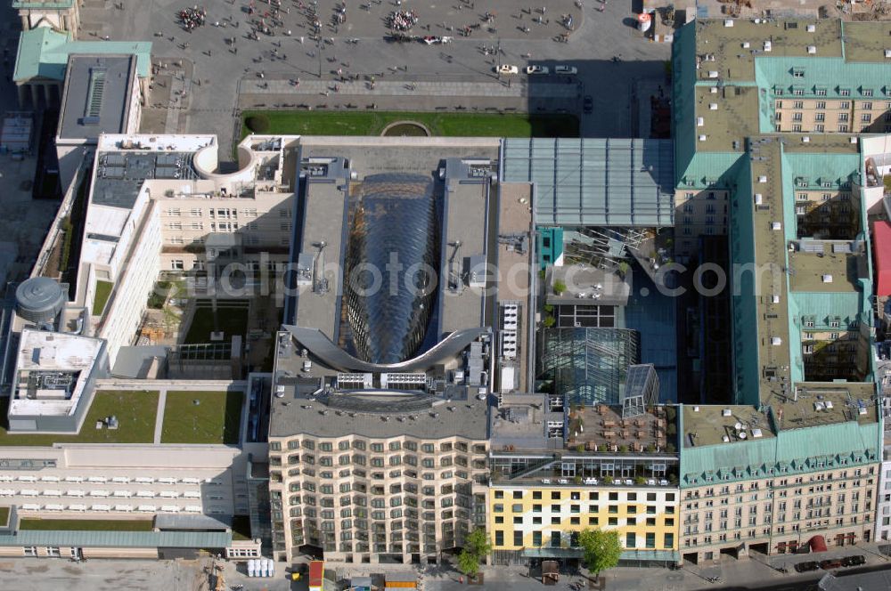 Aerial photograph Berlin - Blick auf den Neubau der Akademie der Künste am Pariser Platz in Berlin. Der 40 Millionen Euro teure Neubau von Werner Durth und Günter Behnisch direkt neben dem Hotel Adlon und dem Neubau der US-Botschaft ist en Publikums- und Touristenmagnet in Berlins Zentrum geworden.