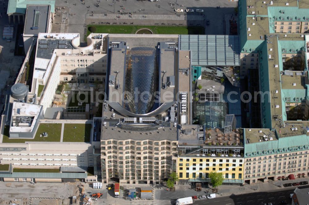 Berlin from above - Blick auf den Neubau der Akademie der Künste am Pariser Platz in Berlin. Der 40 Millionen Euro teure Neubau von Werner Durth und Günter Behnisch direkt neben dem Hotel Adlon und dem Neubau der US-Botschaft ist en Publikums- und Touristenmagnet in Berlins Zentrum geworden.