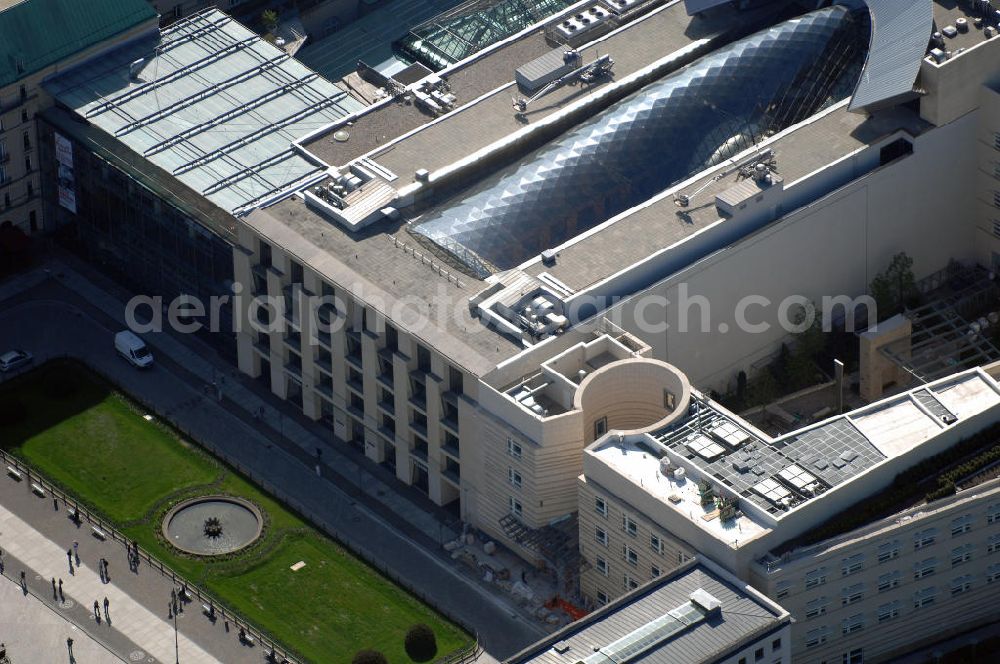 Berlin from the bird's eye view: Blick auf den Neubau der Akademie der Künste am Pariser Platz in Berlin. Der 40 Millionen Euro teure Neubau von Werner Durth und Günter Behnisch direkt neben dem Hotel Adlon und dem Neubau der US-Botschaft ist en Publikums- und Touristenmagnet in Berlins Zentrum geworden.