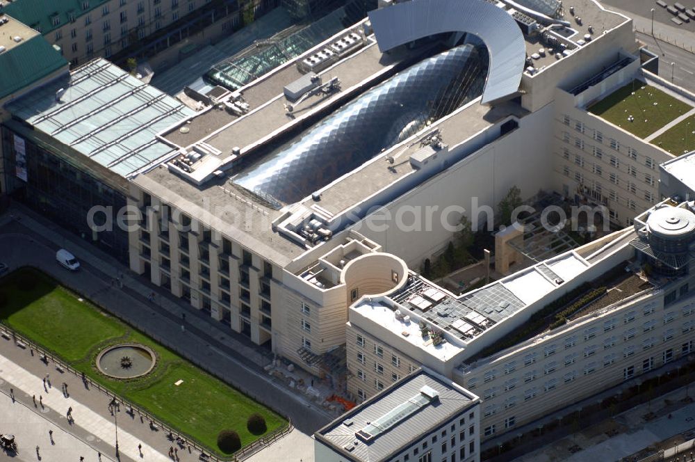 Aerial image Berlin - Blick auf den Neubau der Akademie der Künste am Pariser Platz in Berlin. Der 40 Millionen Euro teure Neubau von Werner Durth und Günter Behnisch direkt neben dem Hotel Adlon und dem Neubau der US-Botschaft ist en Publikums- und Touristenmagnet in Berlins Zentrum geworden.