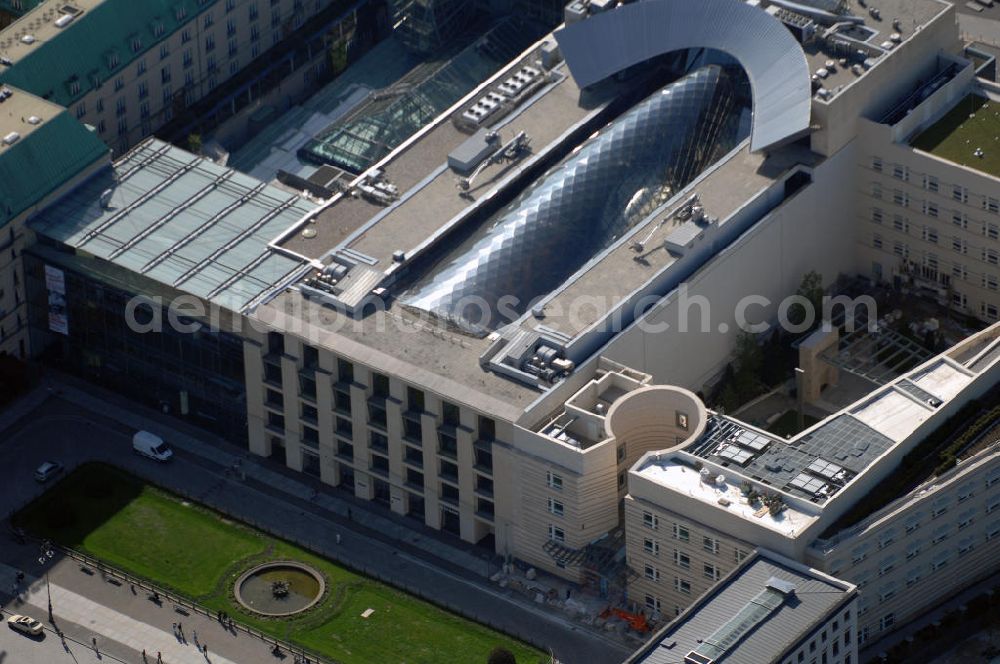 Aerial photograph Berlin - Blick auf den Neubau der Akademie der Künste am Pariser Platz in Berlin. Der 40 Millionen Euro teure Neubau von Werner Durth und Günter Behnisch direkt neben dem Hotel Adlon und dem Neubau der US-Botschaft ist en Publikums- und Touristenmagnet in Berlins Zentrum geworden.