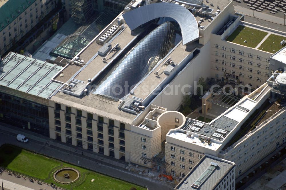 Berlin from above - Blick auf den Neubau der Akademie der Künste am Pariser Platz in Berlin. Der 40 Millionen Euro teure Neubau von Werner Durth und Günter Behnisch direkt neben dem Hotel Adlon und dem Neubau der US-Botschaft ist en Publikums- und Touristenmagnet in Berlins Zentrum geworden.