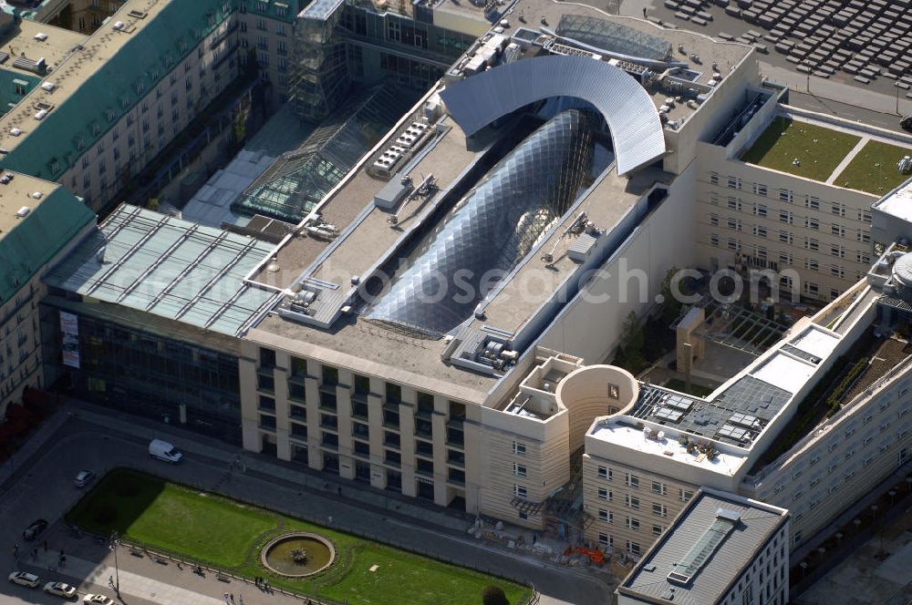 Berlin from the bird's eye view: Blick auf den Neubau der Akademie der Künste am Pariser Platz in Berlin. Der 40 Millionen Euro teure Neubau von Werner Durth und Günter Behnisch direkt neben dem Hotel Adlon und dem Neubau der US-Botschaft ist en Publikums- und Touristenmagnet in Berlins Zentrum geworden.