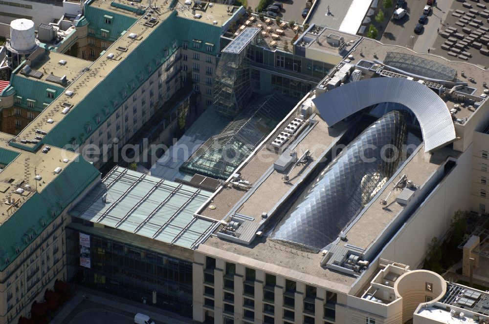 Aerial image Berlin - Blick auf den Neubau der Akademie der Künste am Pariser Platz in Berlin. Der 40 Millionen Euro teure Neubau von Werner Durth und Günter Behnisch direkt neben dem Hotel Adlon und dem Neubau der US-Botschaft ist en Publikums- und Touristenmagnet in Berlins Zentrum geworden.