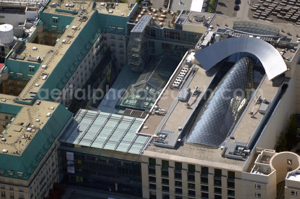 Aerial photograph Berlin - Blick auf den Neubau der Akademie der Künste am Pariser Platz in Berlin. Der 40 Millionen Euro teure Neubau von Werner Durth und Günter Behnisch direkt neben dem Hotel Adlon und dem Neubau der US-Botschaft ist en Publikums- und Touristenmagnet in Berlins Zentrum geworden.