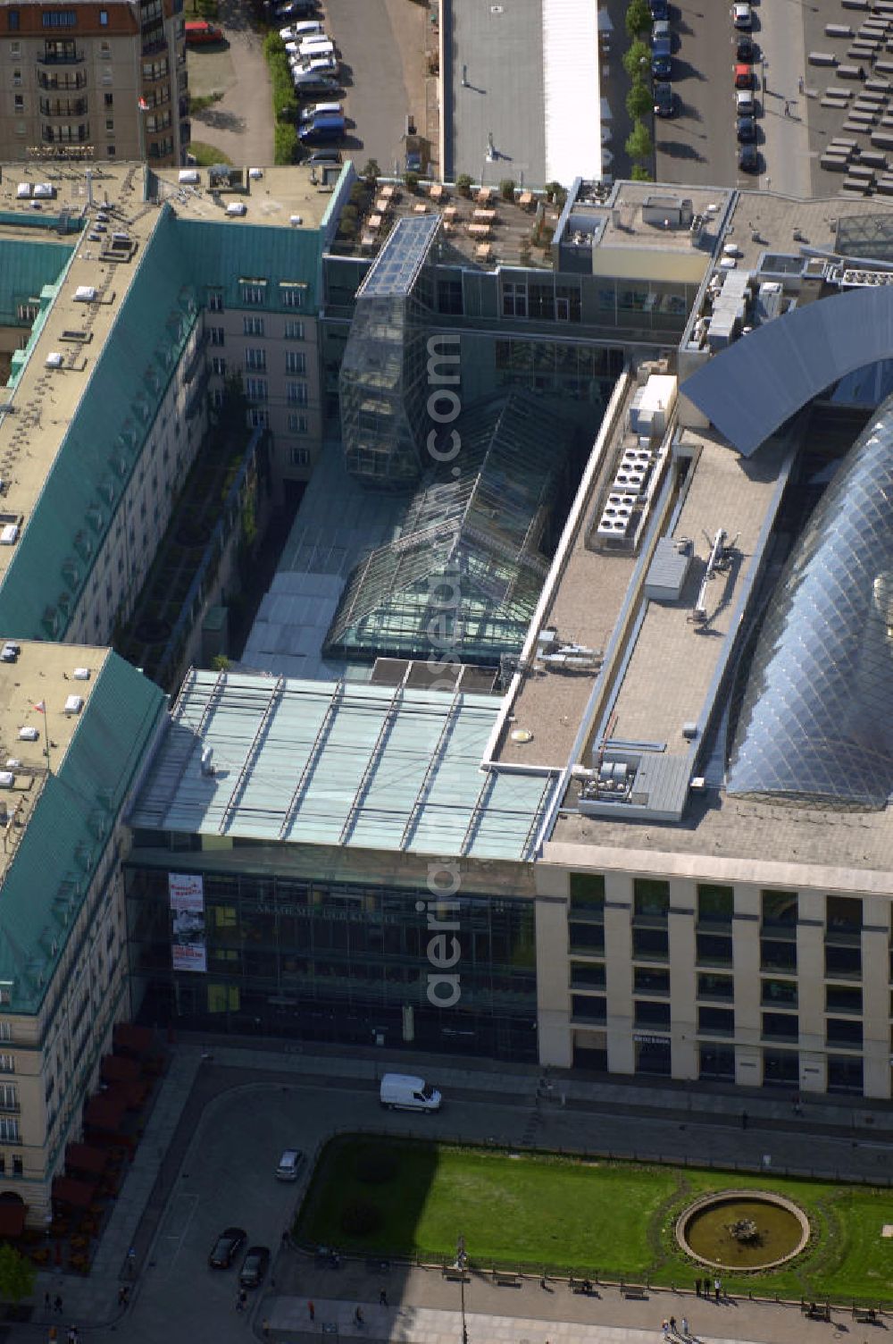 Berlin from above - Blick auf den Neubau der Akademie der Künste am Pariser Platz in Berlin. Der 40 Millionen Euro teure Neubau von Werner Durth und Günter Behnisch direkt neben dem Hotel Adlon und dem Neubau der US-Botschaft ist en Publikums- und Touristenmagnet in Berlins Zentrum geworden.