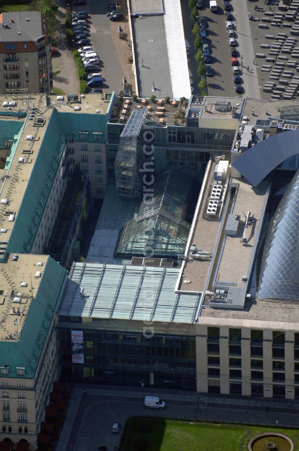 Berlin from the bird's eye view: Blick auf den Neubau der Akademie der Künste am Pariser Platz in Berlin. Der 40 Millionen Euro teure Neubau von Werner Durth und Günter Behnisch direkt neben dem Hotel Adlon und dem Neubau der US-Botschaft ist en Publikums- und Touristenmagnet in Berlins Zentrum geworden.