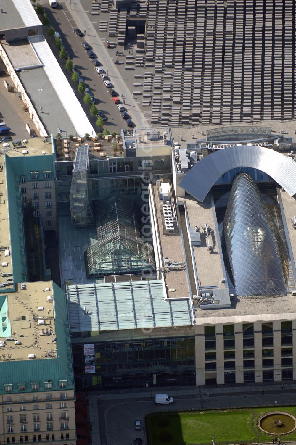 Aerial image Berlin - Blick auf den Neubau der Akademie der Künste am Pariser Platz in Berlin. Der 40 Millionen Euro teure Neubau von Werner Durth und Günter Behnisch direkt neben dem Hotel Adlon und dem Neubau der US-Botschaft ist en Publikums- und Touristenmagnet in Berlins Zentrum geworden.