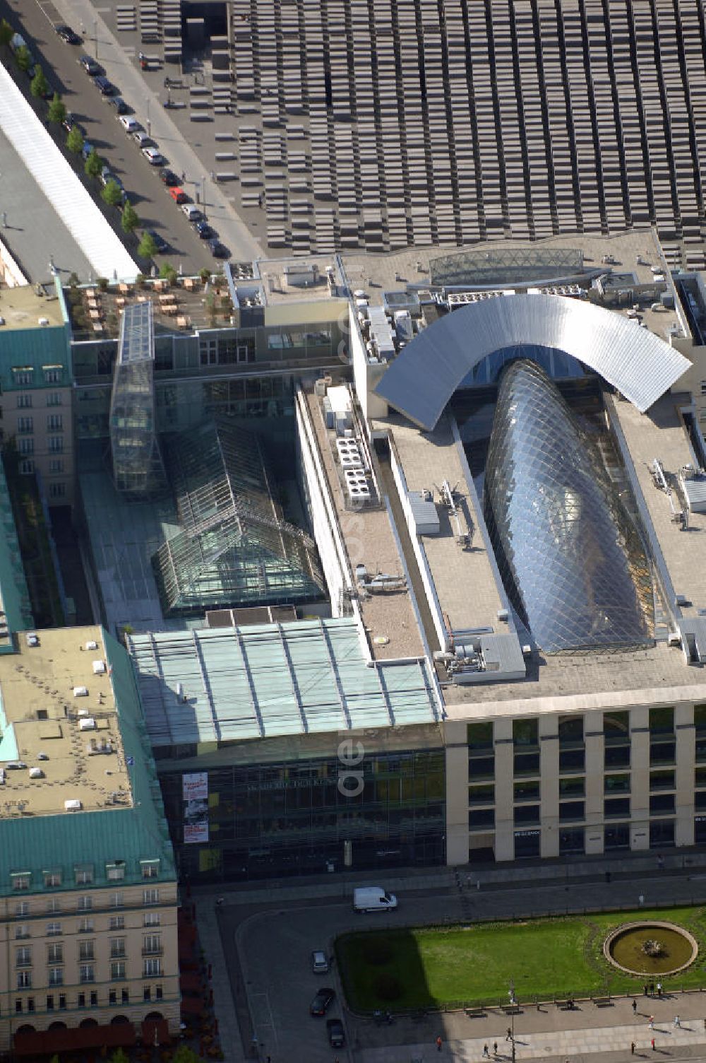 Aerial photograph Berlin - Blick auf den Neubau der Akademie der Künste am Pariser Platz in Berlin. Der 40 Millionen Euro teure Neubau von Werner Durth und Günter Behnisch direkt neben dem Hotel Adlon und dem Neubau der US-Botschaft ist en Publikums- und Touristenmagnet in Berlins Zentrum geworden.