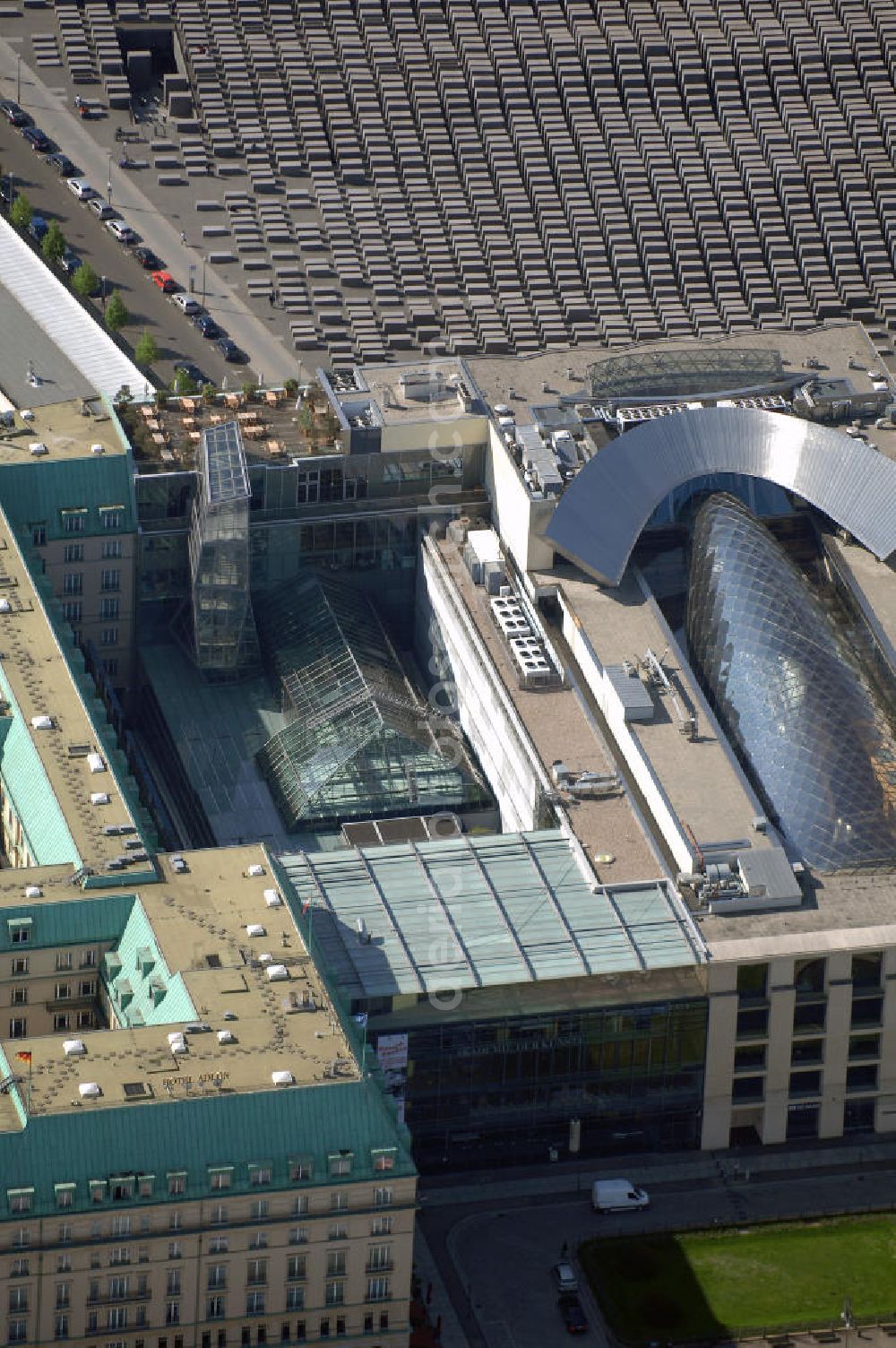 Berlin from above - Blick auf den Neubau der Akademie der Künste am Pariser Platz in Berlin. Der 40 Millionen Euro teure Neubau von Werner Durth und Günter Behnisch direkt neben dem Hotel Adlon und dem Neubau der US-Botschaft ist en Publikums- und Touristenmagnet in Berlins Zentrum geworden.