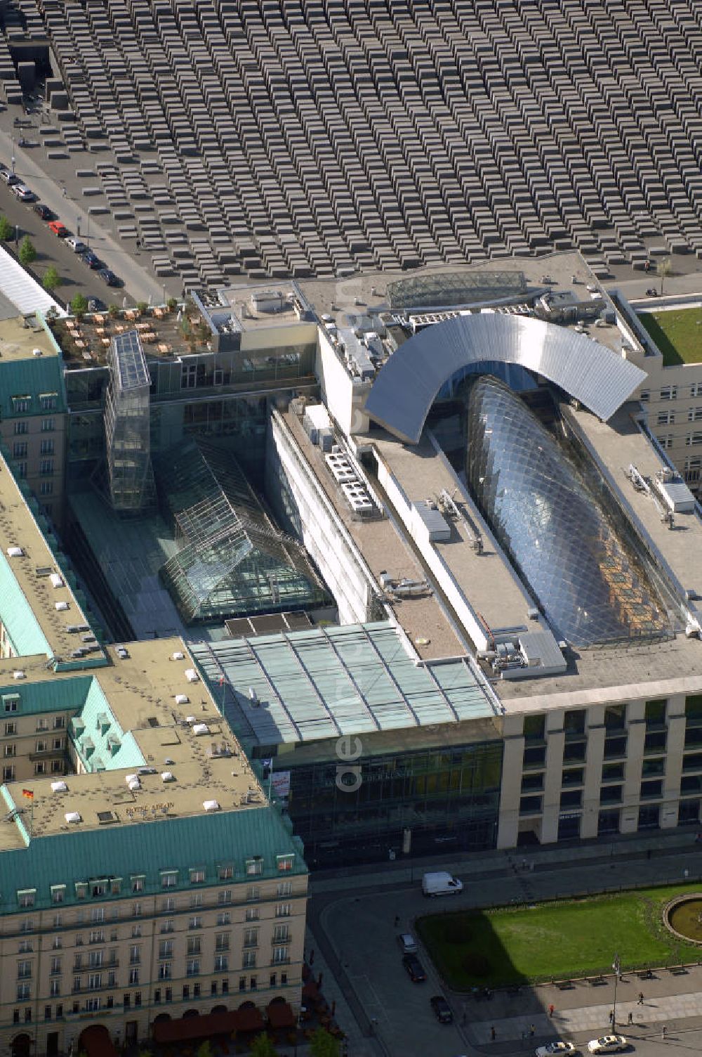 Berlin from the bird's eye view: Blick auf den Neubau der Akademie der Künste am Pariser Platz in Berlin. Der 40 Millionen Euro teure Neubau von Werner Durth und Günter Behnisch direkt neben dem Hotel Adlon und dem Neubau der US-Botschaft ist en Publikums- und Touristenmagnet in Berlins Zentrum geworden.