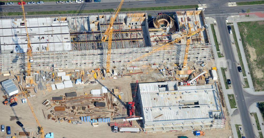 Berlin-Adlershof from the bird's eye view: Neubau des Audi Terminal in Berlin - Adlershof. Die Audi Retail GmbH investiert über 30 Mio Euro, um den Standort zu einem der größten Audi- Zentren in Deutschland auszubauen. Auf über 20.000 Quadratmetern wird ab 2012 der Handelsbetrieb beginnen. Die Baufirma ZÜBLIN errichtet das künftige Flaggschiff der 18 deutschen Audi Terminals. Construction of the Audi Terminal in Berlin - Adlershof.