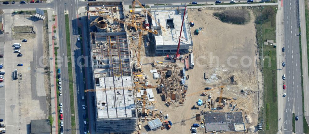 Aerial image Berlin-Adlershof - Neubau des Audi Terminal in Berlin - Adlershof. Die Audi Retail GmbH investiert über 30 Mio Euro, um den Standort zu einem der größten Audi- Zentren in Deutschland auszubauen. Auf über 20.000 Quadratmetern wird ab 2012 der Handelsbetrieb beginnen. Die Baufirma ZÜBLIN errichtet das künftige Flaggschiff der 18 deutschen Audi Terminals. Construction of the Audi Terminal in Berlin - Adlershof.