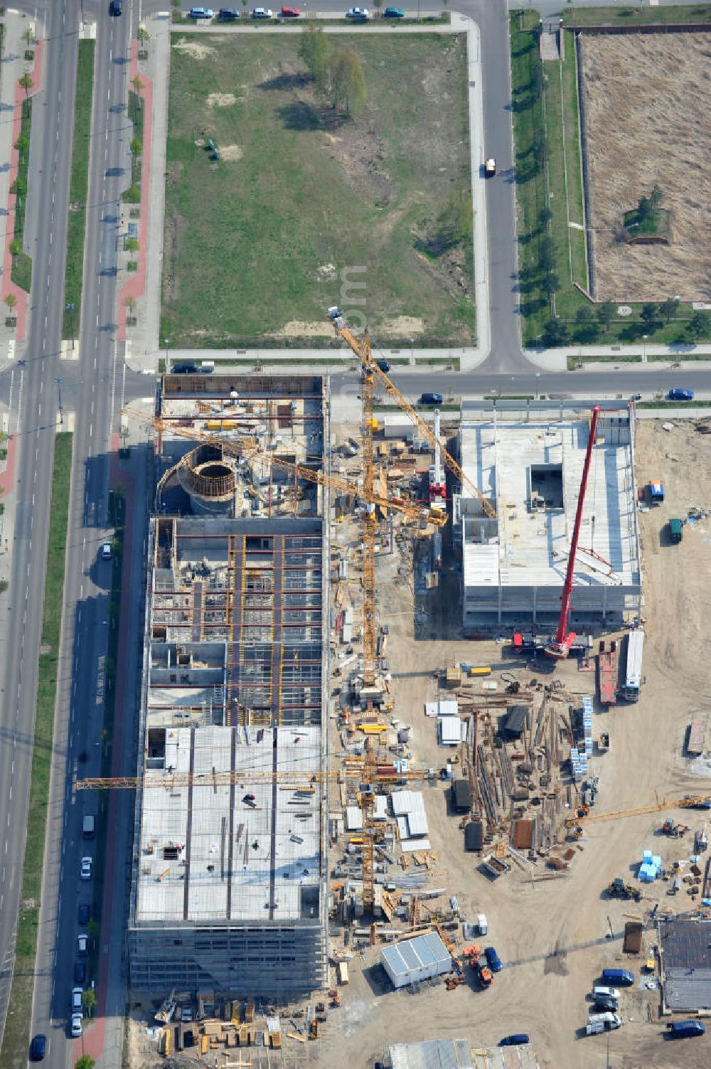 Aerial photograph Berlin-Adlershof - Neubau des Audi Terminal in Berlin - Adlershof. Die Audi Retail GmbH investiert über 30 Mio Euro, um den Standort zu einem der größten Audi- Zentren in Deutschland auszubauen. Auf über 20.000 Quadratmetern wird ab 2012 der Handelsbetrieb beginnen. Die Baufirma ZÜBLIN errichtet das künftige Flaggschiff der 18 deutschen Audi Terminals. Construction of the Audi Terminal in Berlin - Adlershof.