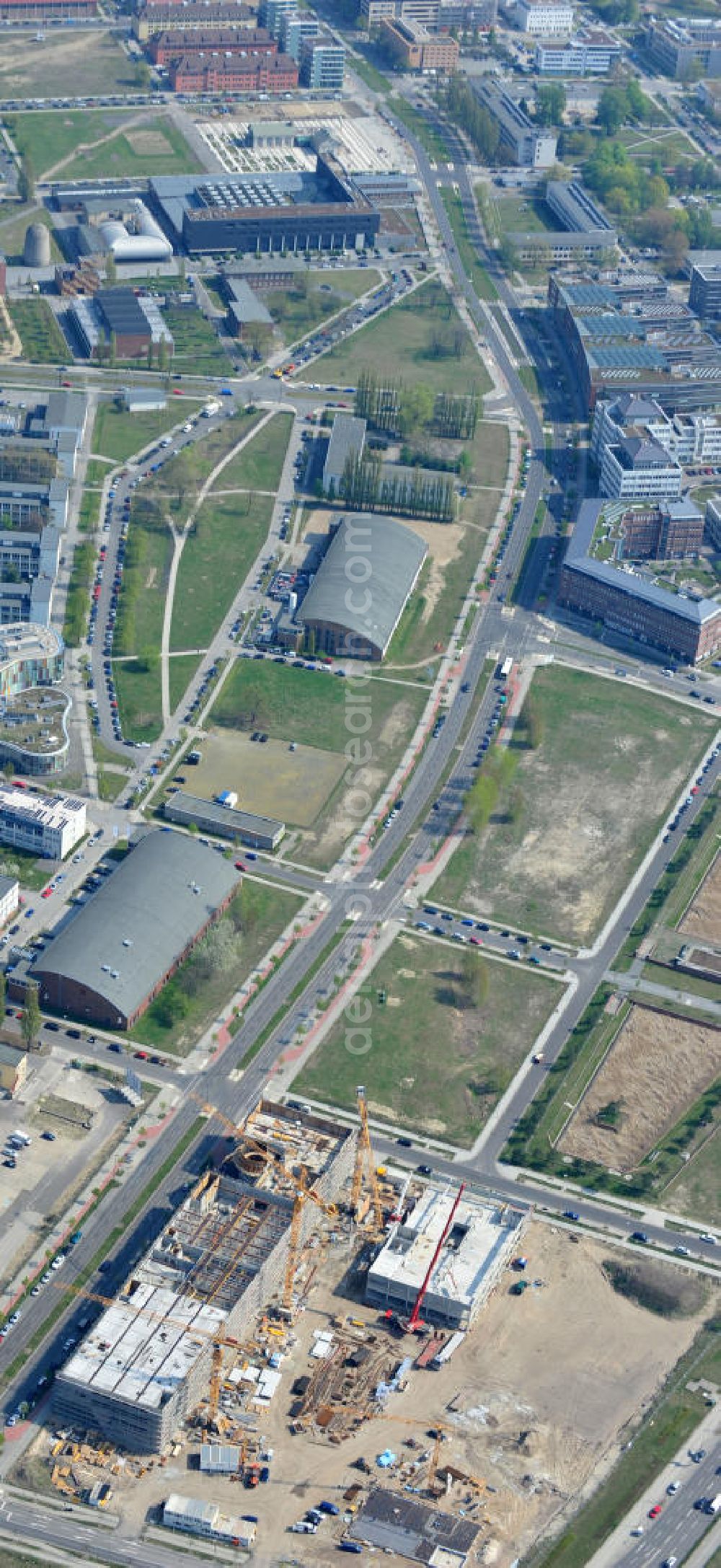 Berlin-Adlershof from the bird's eye view: Neubau des Audi Terminal in Berlin - Adlershof. Die Audi Retail GmbH investiert über 30 Mio Euro, um den Standort zu einem der größten Audi- Zentren in Deutschland auszubauen. Auf über 20.000 Quadratmetern wird ab 2012 der Handelsbetrieb beginnen. Die Baufirma ZÜBLIN errichtet das künftige Flaggschiff der 18 deutschen Audi Terminals. Construction of the Audi Terminal in Berlin - Adlershof.