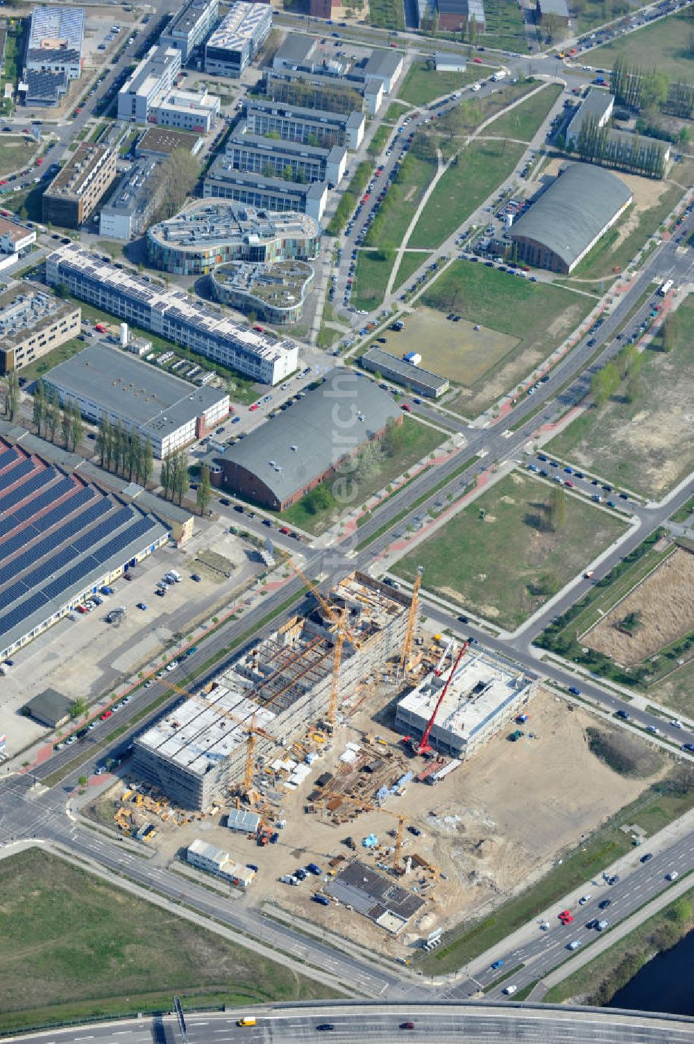 Aerial photograph Berlin-Adlershof - Neubau des Audi Terminal in Berlin - Adlershof. Die Audi Retail GmbH investiert über 30 Mio Euro, um den Standort zu einem der größten Audi- Zentren in Deutschland auszubauen. Auf über 20.000 Quadratmetern wird ab 2012 der Handelsbetrieb beginnen. Die Baufirma ZÜBLIN errichtet das künftige Flaggschiff der 18 deutschen Audi Terminals. Construction of the Audi Terminal in Berlin - Adlershof.