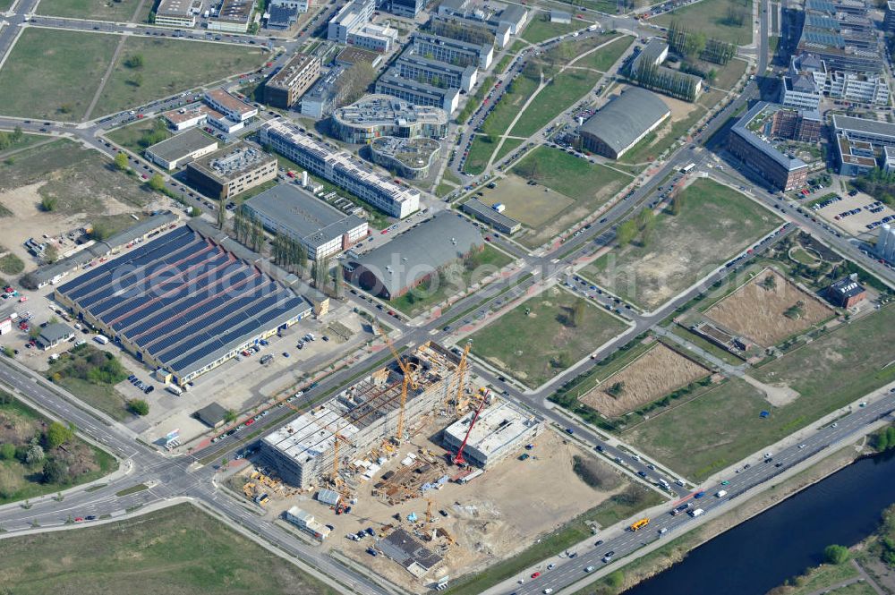 Berlin-Adlershof from above - Neubau des Audi Terminal in Berlin - Adlershof. Die Audi Retail GmbH investiert über 30 Mio Euro, um den Standort zu einem der größten Audi- Zentren in Deutschland auszubauen. Auf über 20.000 Quadratmetern wird ab 2012 der Handelsbetrieb beginnen. Die Baufirma ZÜBLIN errichtet das künftige Flaggschiff der 18 deutschen Audi Terminals. Construction of the Audi Terminal in Berlin - Adlershof.