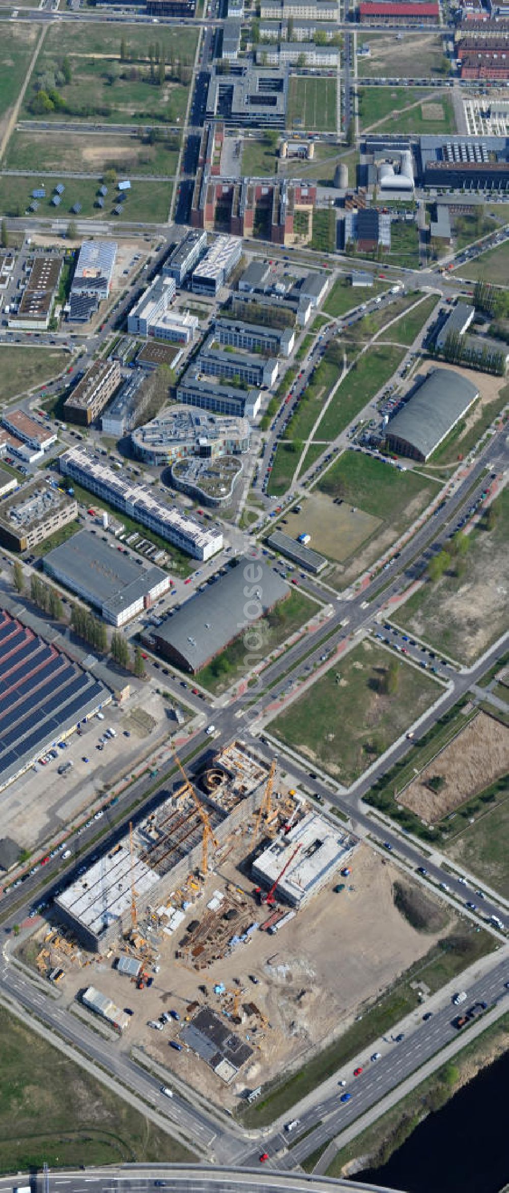 Aerial image Berlin-Adlershof - Neubau des Audi Terminal in Berlin - Adlershof. Die Audi Retail GmbH investiert über 30 Mio Euro, um den Standort zu einem der größten Audi- Zentren in Deutschland auszubauen. Auf über 20.000 Quadratmetern wird ab 2012 der Handelsbetrieb beginnen. Die Baufirma ZÜBLIN errichtet das künftige Flaggschiff der 18 deutschen Audi Terminals. Construction of the Audi Terminal in Berlin - Adlershof.